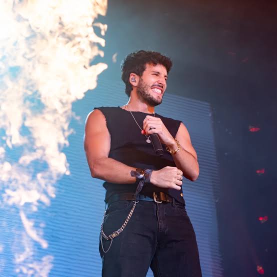 Sebastián Yatra sobre el escenario